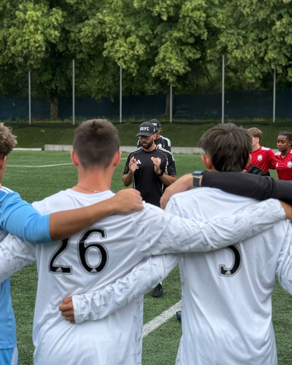 Andrew Davidson talks to a USIFC huddle on the pitch